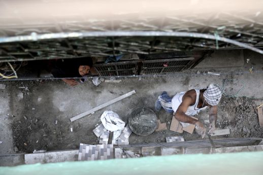 A house being built in Shivaji Nagar, Govandi, Mumbai.  Photos of Shivaji Nagar and Dharavi by Ishan Tankha for URBZ.