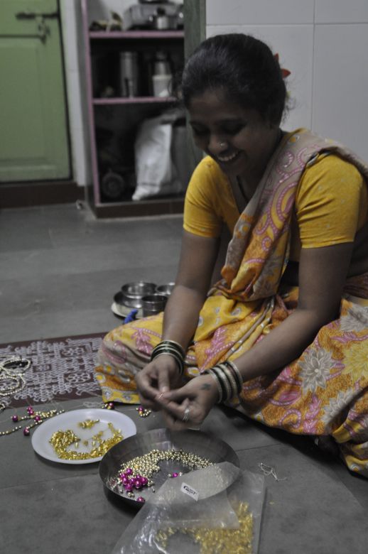 woman making jewlery in Dharavi