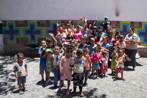 da celebrating the "Día del Niño" with children in San Blas. Photograph by Andres Rodríguez.