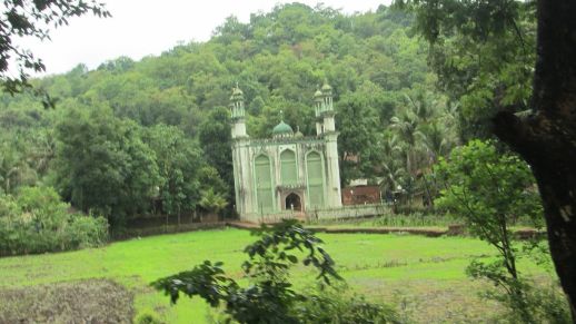 A mosque in its natural environment. Muslim communities have lived on the Konkan Coast for centuries.