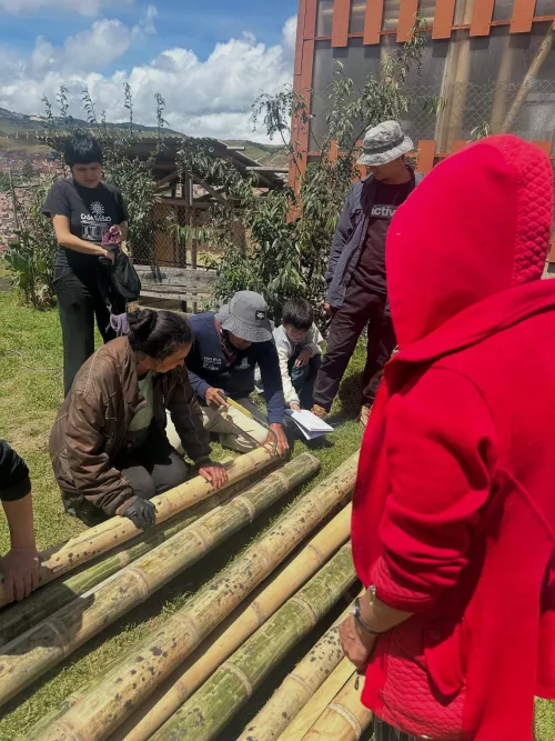 En este taller de encuentro de saberes entre los territorios autogestionados del Distrito de Aguablanca de Cali y Cazuca en Soacha pudimos aprender más sobre lo significa la Guadua en proyectos comunitarios . @casagrafo coordinó est espacio de encuentro con @proyecto._escape aportando a la consolidación de Casa Guadua espacio auto gestionado y popular del barrio Altos del Pino en Cazuca. Apoyaron @urbznet @arqurbcolectivo @donvitricio #architecture #socialproject #community #socialarchitecture #bambu