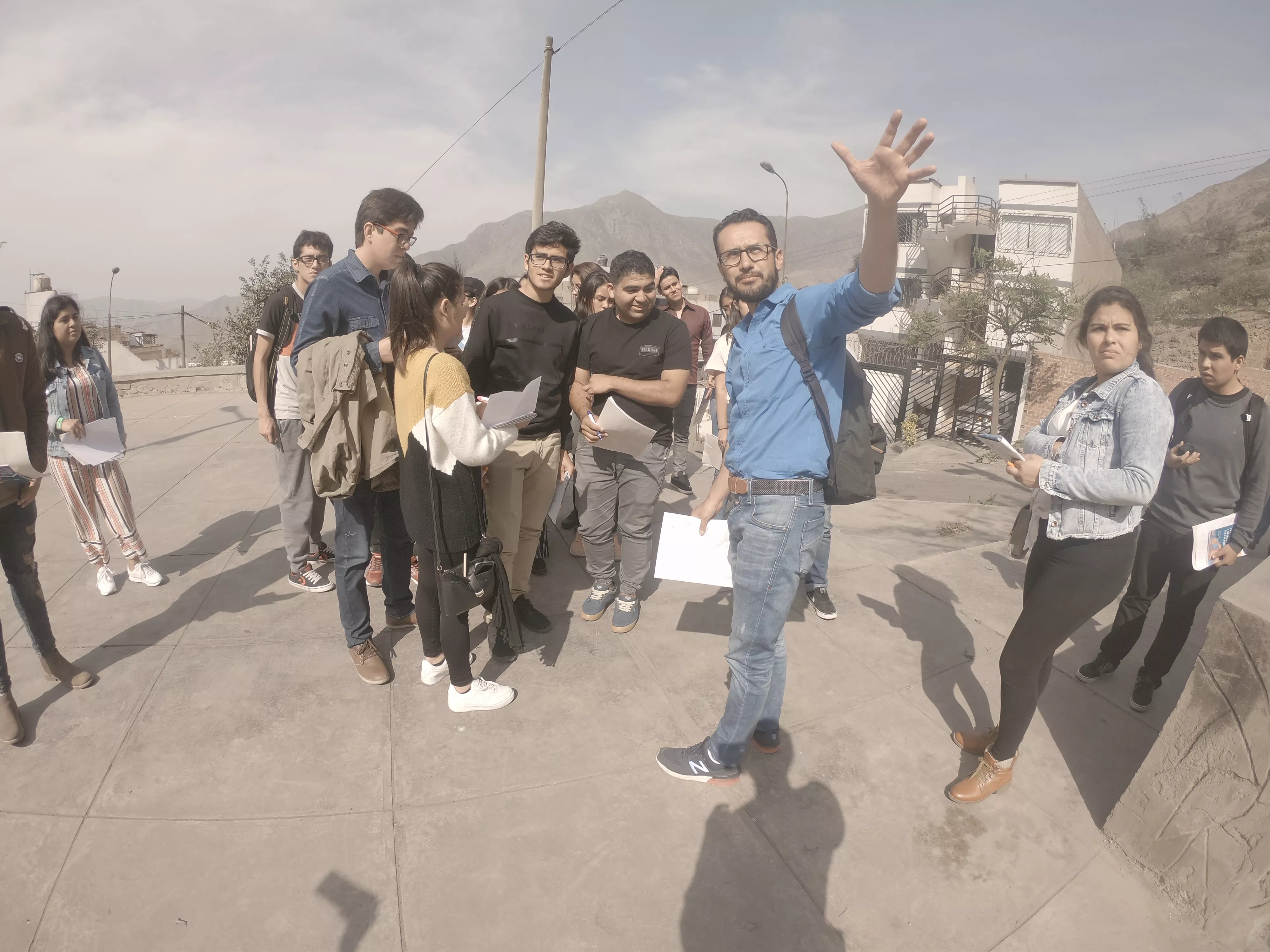 Andres de Urbz Colombia explica las actividades del recorrido