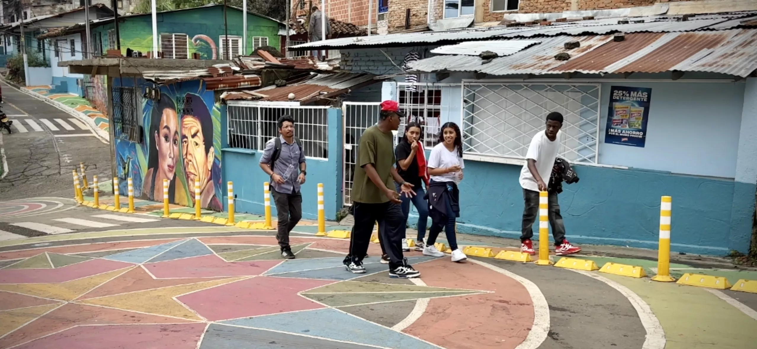 Walk with students of the school La Fontaine in Siloé, Cali