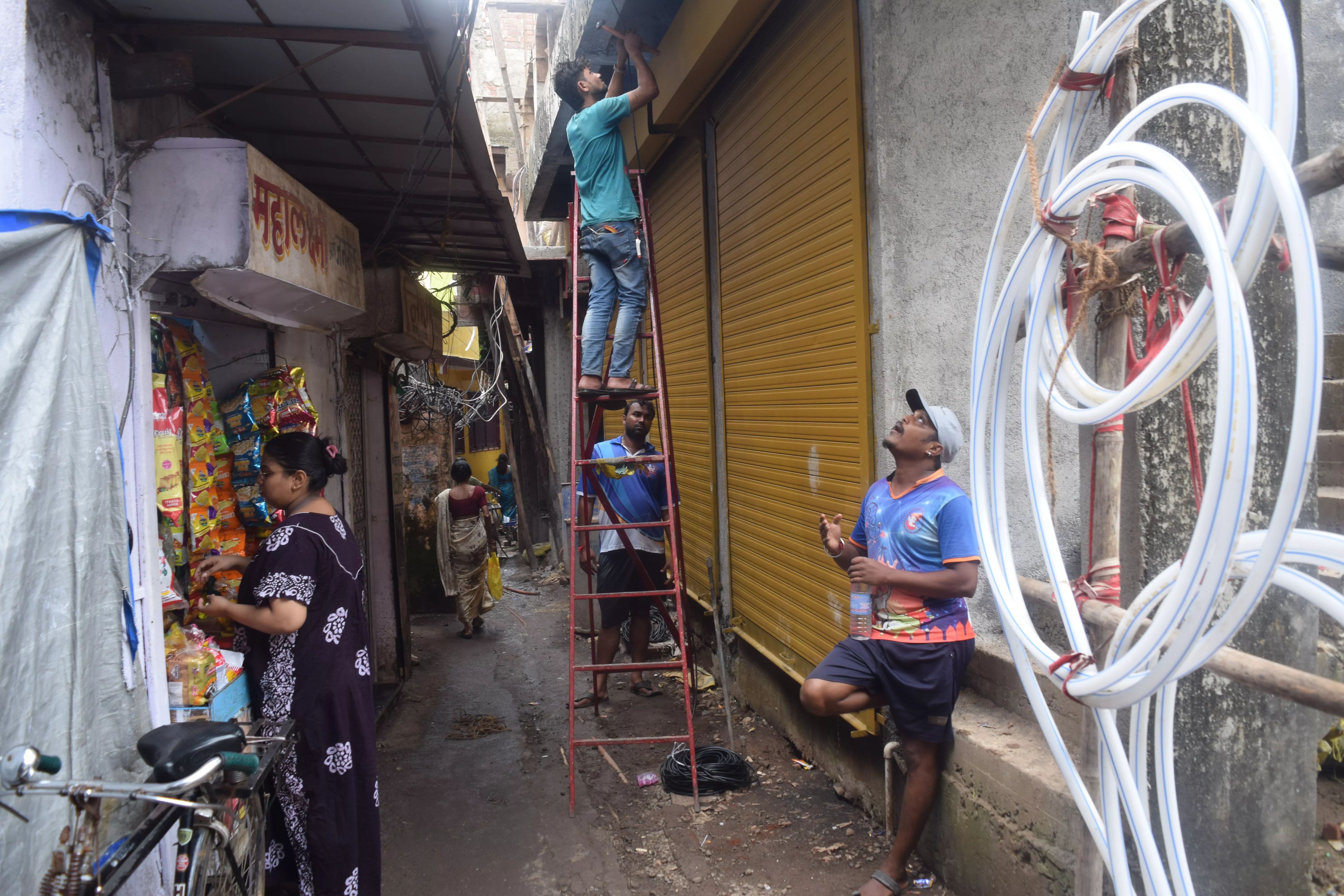Onal Koli, a young professional from Koliwada helps with the installation effort