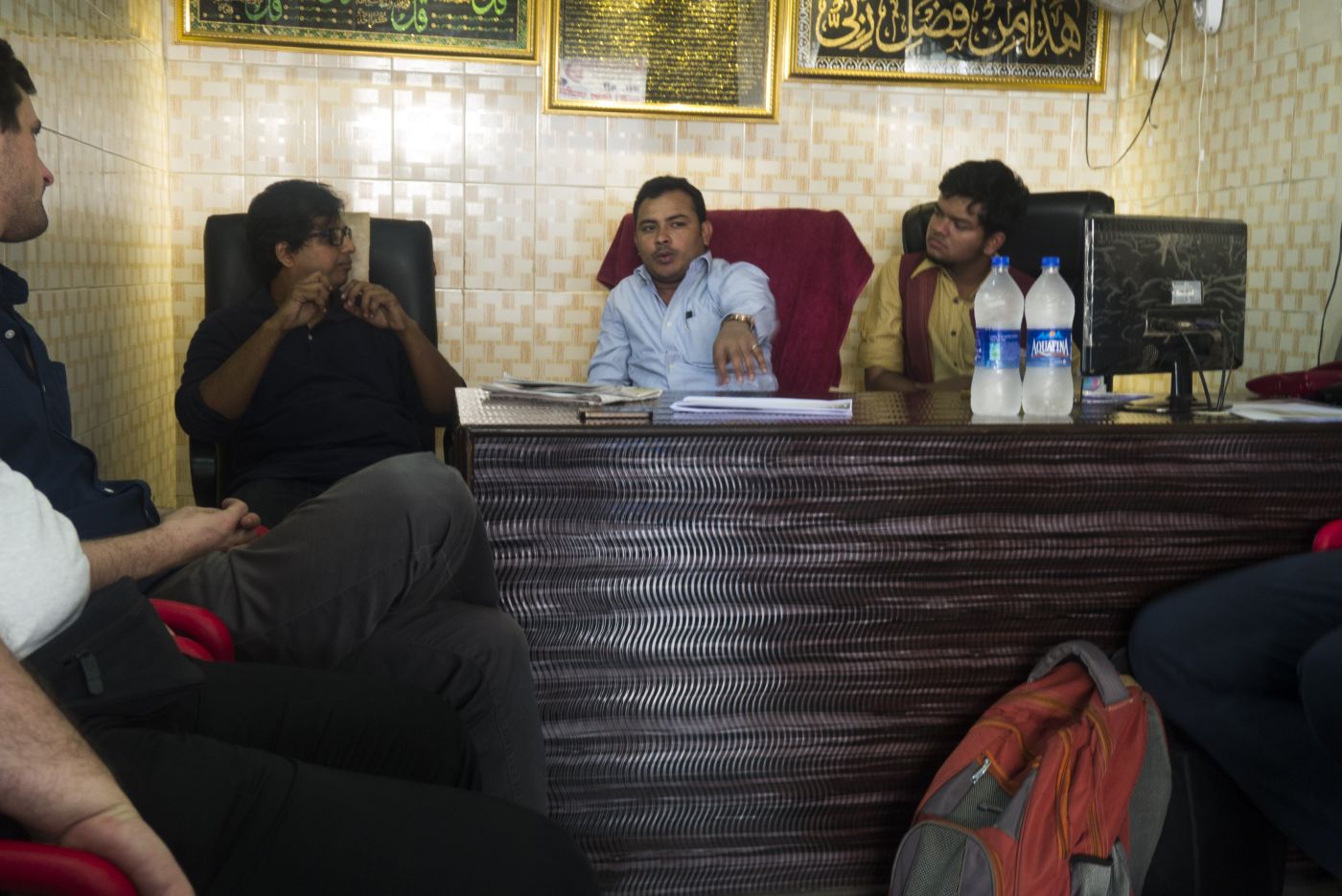Centre: Irfan Khan community leader in Baiganwadi (Deonar-Govandi), explaining the mosque project to the workshop participants. Left and Right: Rahul Srivastava and Shardul Patil (URBZ/Urbanology).