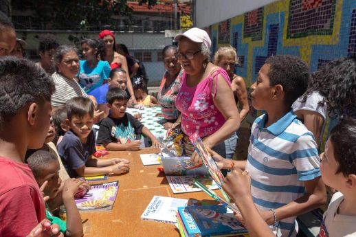 Yolanda celebrating the "Día del Niño" with children in San Blas. Photograph by Andres Rodríguez.