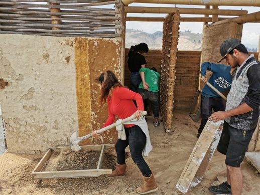 Community members in Cazuca, Ciudad de Bolivar build projects with bioconstruction techniques. 
