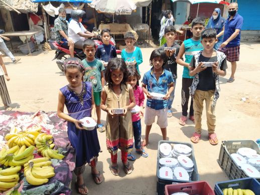 Arunodaya Foundation distributing food packets in Dharavi. Photo by Arun Kunchikor