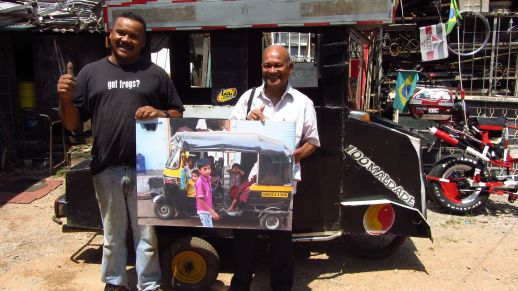 Dharavi based (Mumbai) activist Bhau Korde in Paraisopolis with artist Barbela for an URBZ workshop.