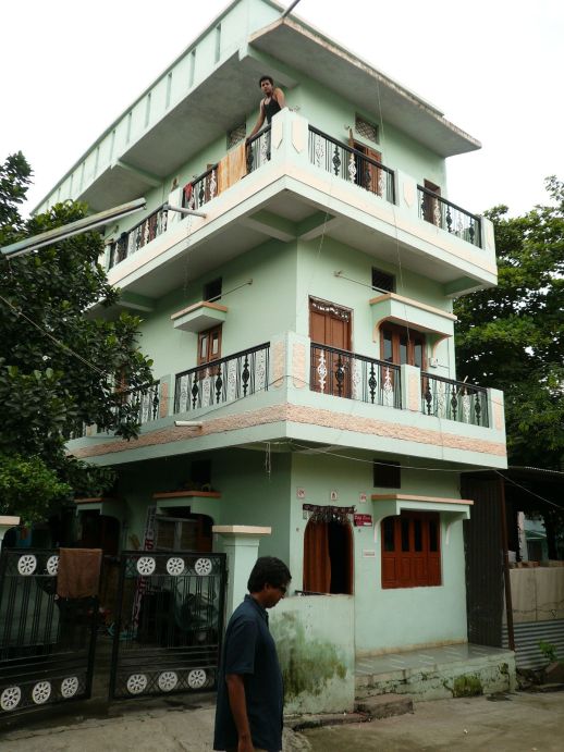 Small plot, big house. This house is owned by retired civil servant who finds that Aranya is one of the best place to live in Indore. He likes the calm and local scale of the neighbourhood. 