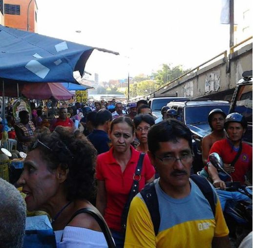 The Petare Roundabout has one of the highest pedestrian activity of the city of Caracas with 20000 commuters a day 